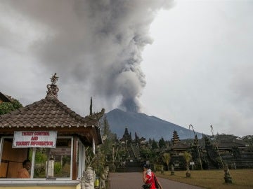 Vista del volcán Agung arrojando ceniza desde el templo de Besakih en Karangasem, Bali Vista del volcán Agung arrojando ceniza desde el templo de Besakih en Karangasem, Bali