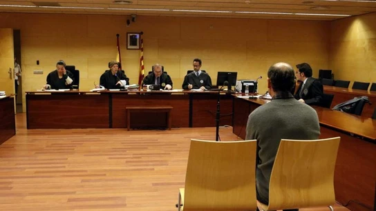 El agresor durante el juicio. El agresor durante el juicio.
