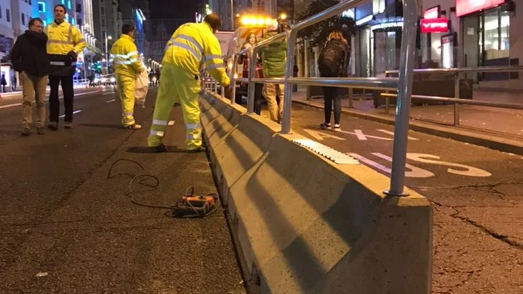 Imagen de las primeras barreras instaladas en la Gran Vía de Madrid