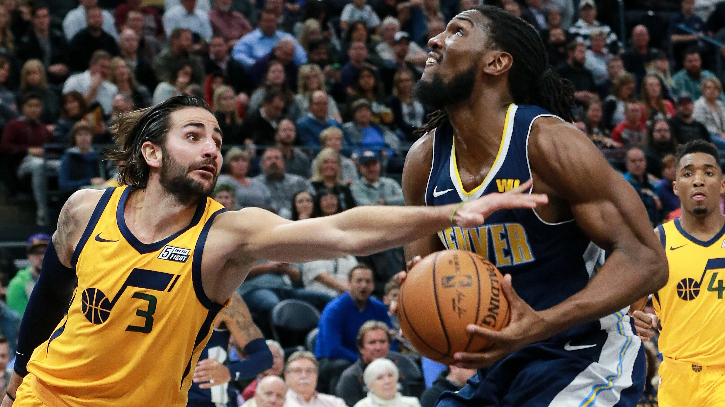 Ricky Rubio intenta tapar el intento de canasta de Kenneth Faried