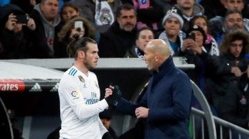 Zidane conversa con Gareth Bale en la banda del Bernabéu