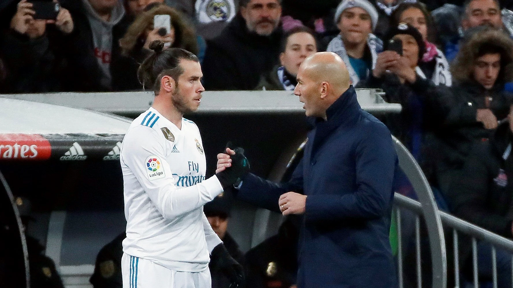 Zidane conversa con Gareth Bale en la banda del Bernabéu