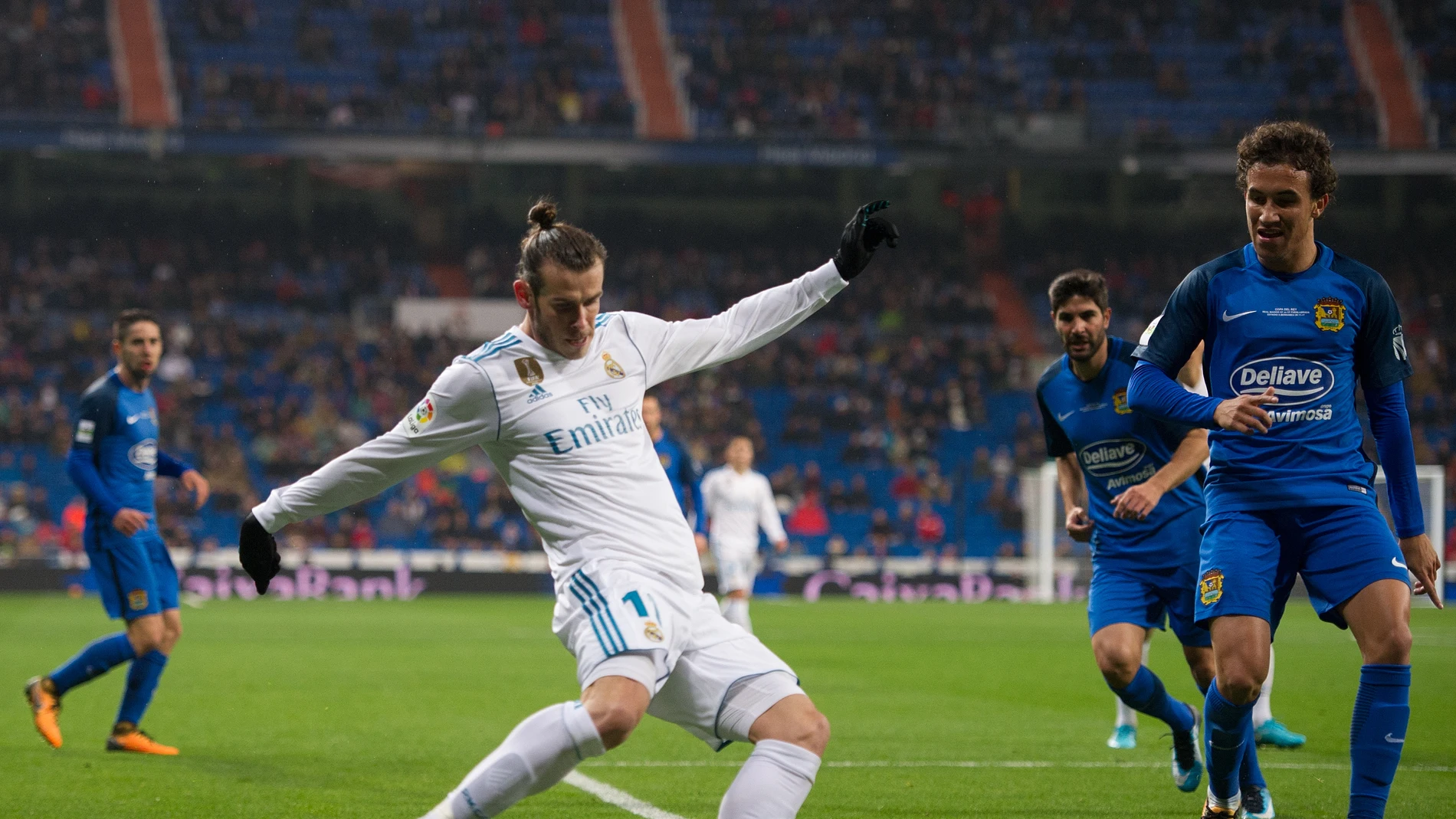 Gareth Bale se prepara para centrar ante el Fuenlabrada