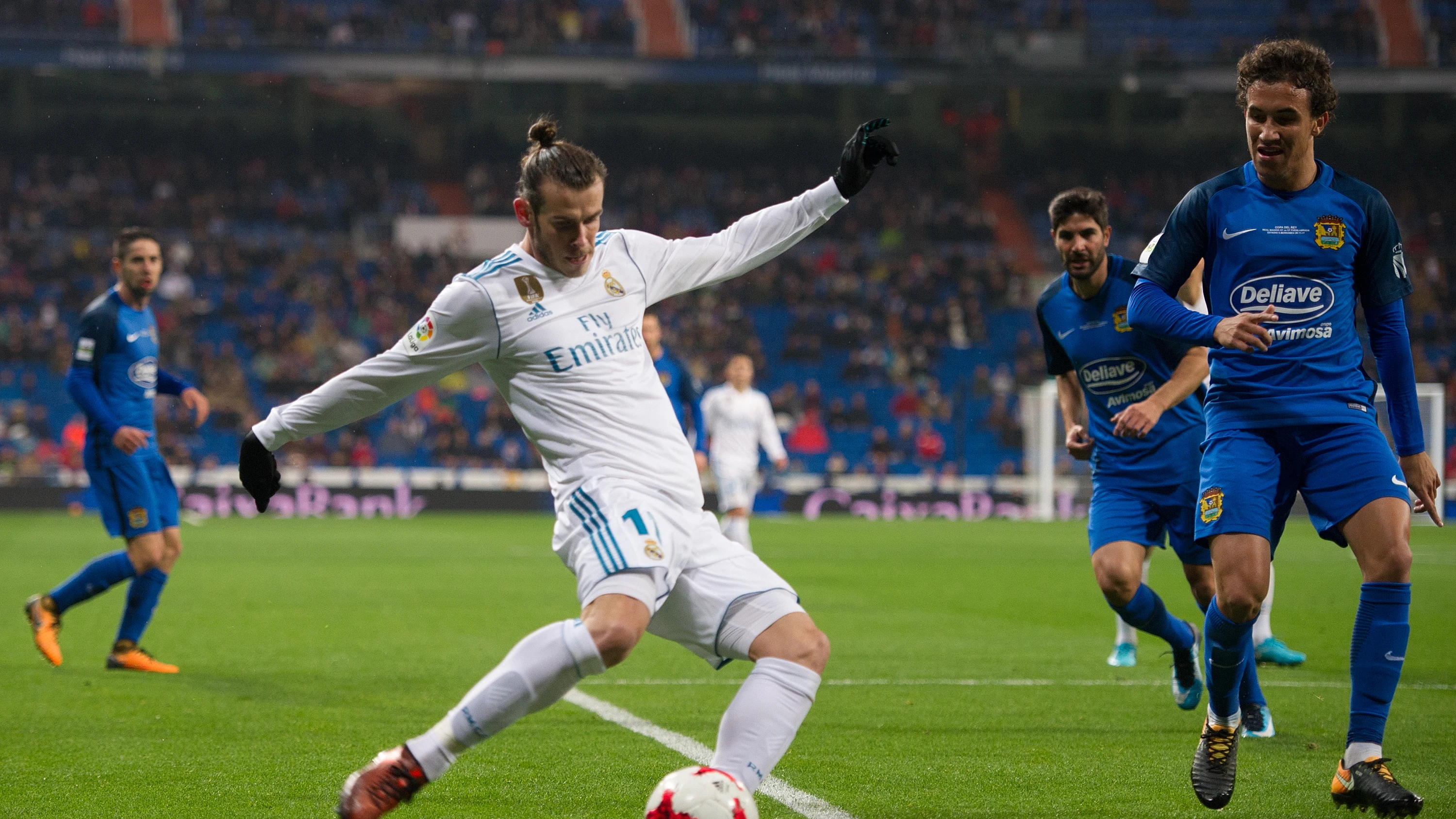 Gareth Bale se prepara para centrar ante el Fuenlabrada