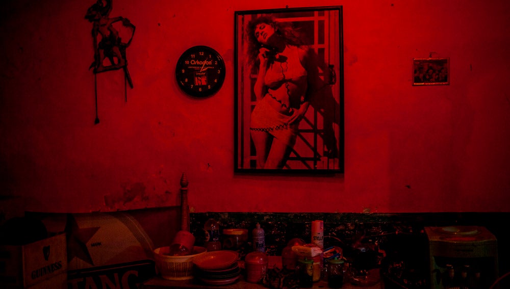 El póster de una actriz en la pared de un prostíbulo El póster de una actriz en la pared de un prostíbulo