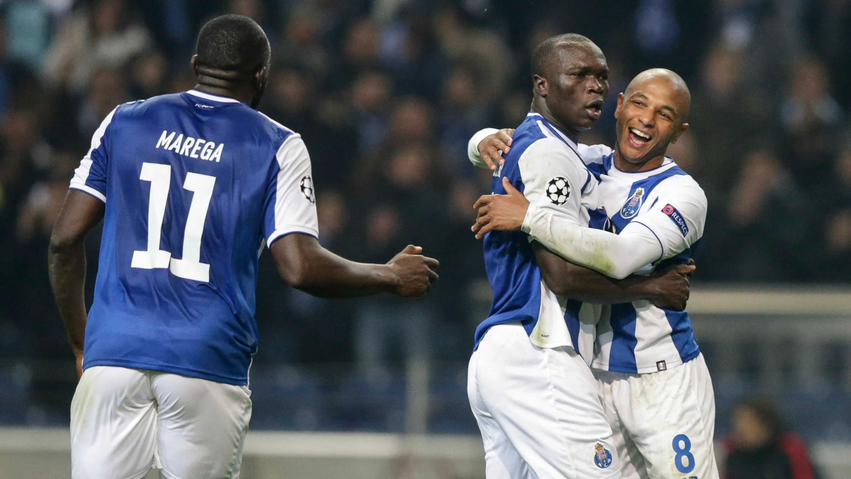 Brahimi y Aboubakar celebran uno de los goles del Oporto