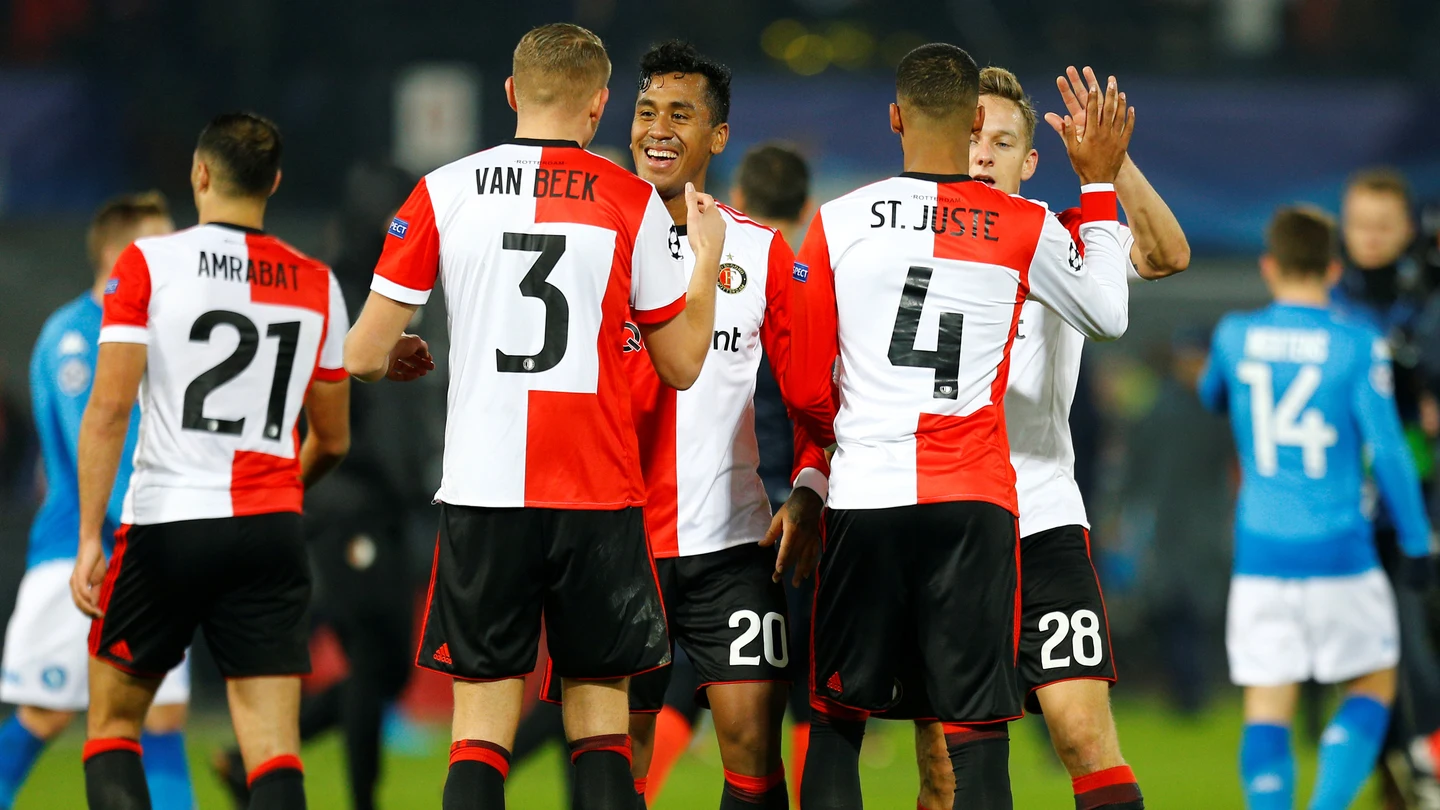 El Feyenoord celebra su triunfo ante el Nápoles El Feyenoord celebra su triunfo ante el Nápoles