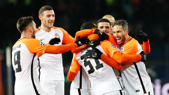 Los jugadores del Shakhtar se abrazan tras anotar un gol Los jugadores del Shakhtar se abrazan tras anotar un gol
