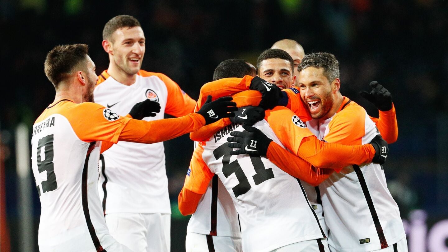 Los jugadores del Shakhtar se abrazan tras anotar un gol