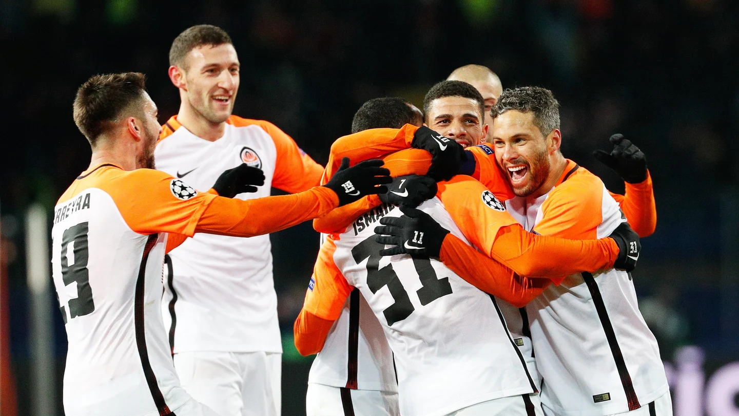 Los jugadores del Shakhtar se abrazan tras anotar un gol Los jugadores del Shakhtar se abrazan tras anotar un gol