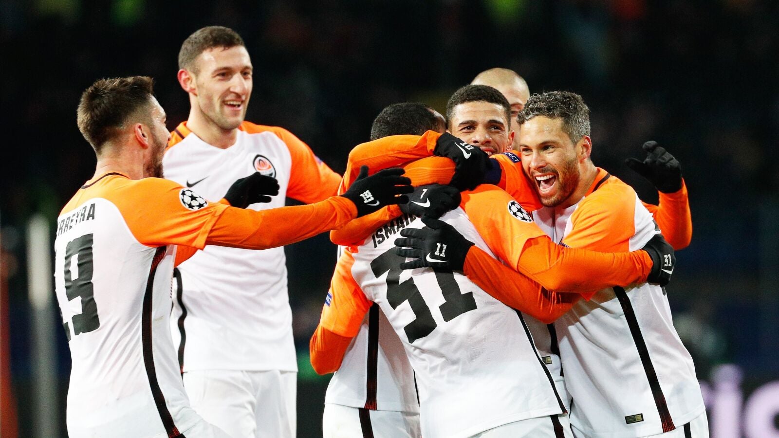 Los jugadores del Shakhtar se abrazan tras anotar un gol