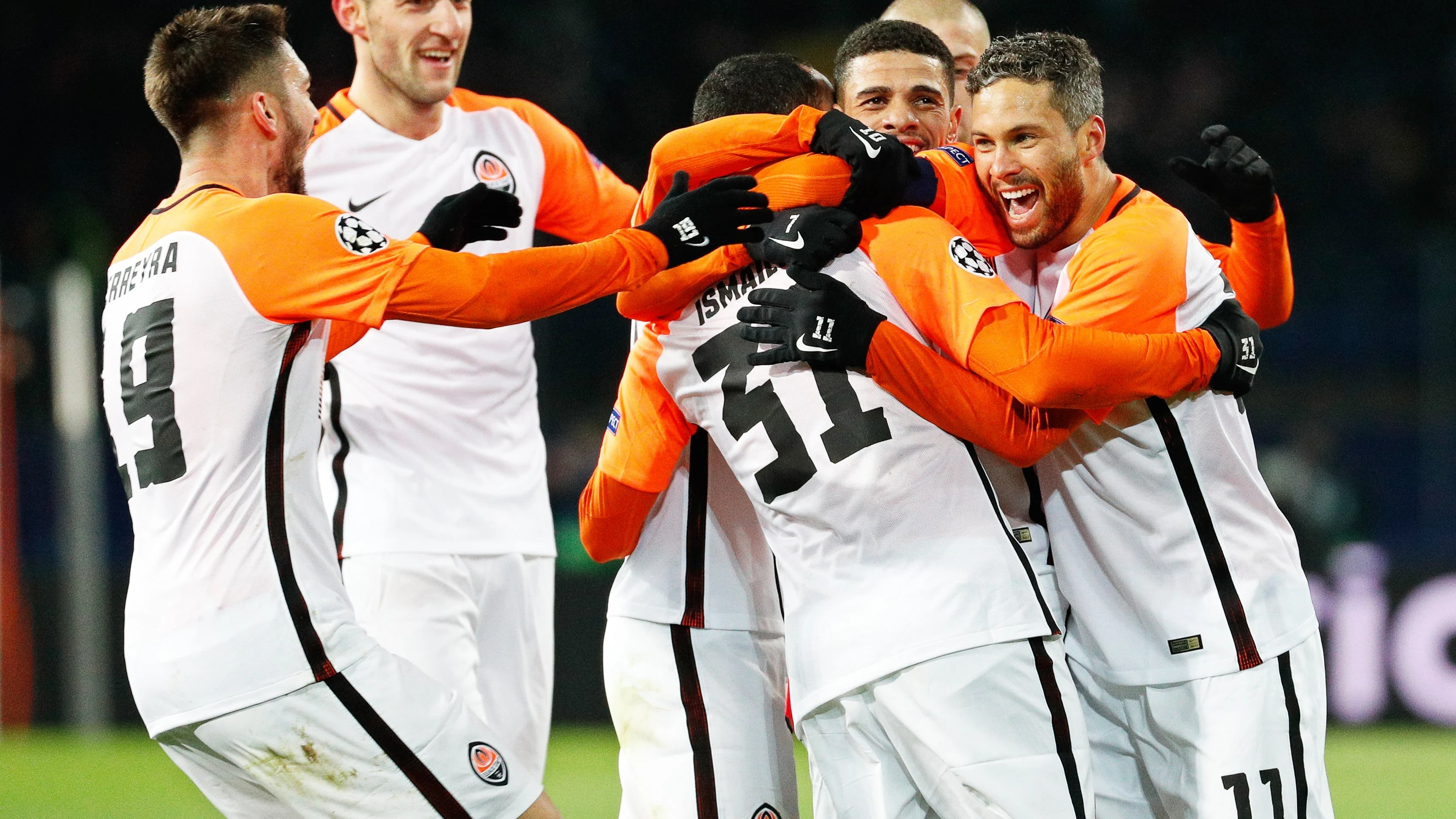 Los jugadores del Shakhtar se abrazan tras anotar un gol Los jugadores del Shakhtar se abrazan tras anotar un gol