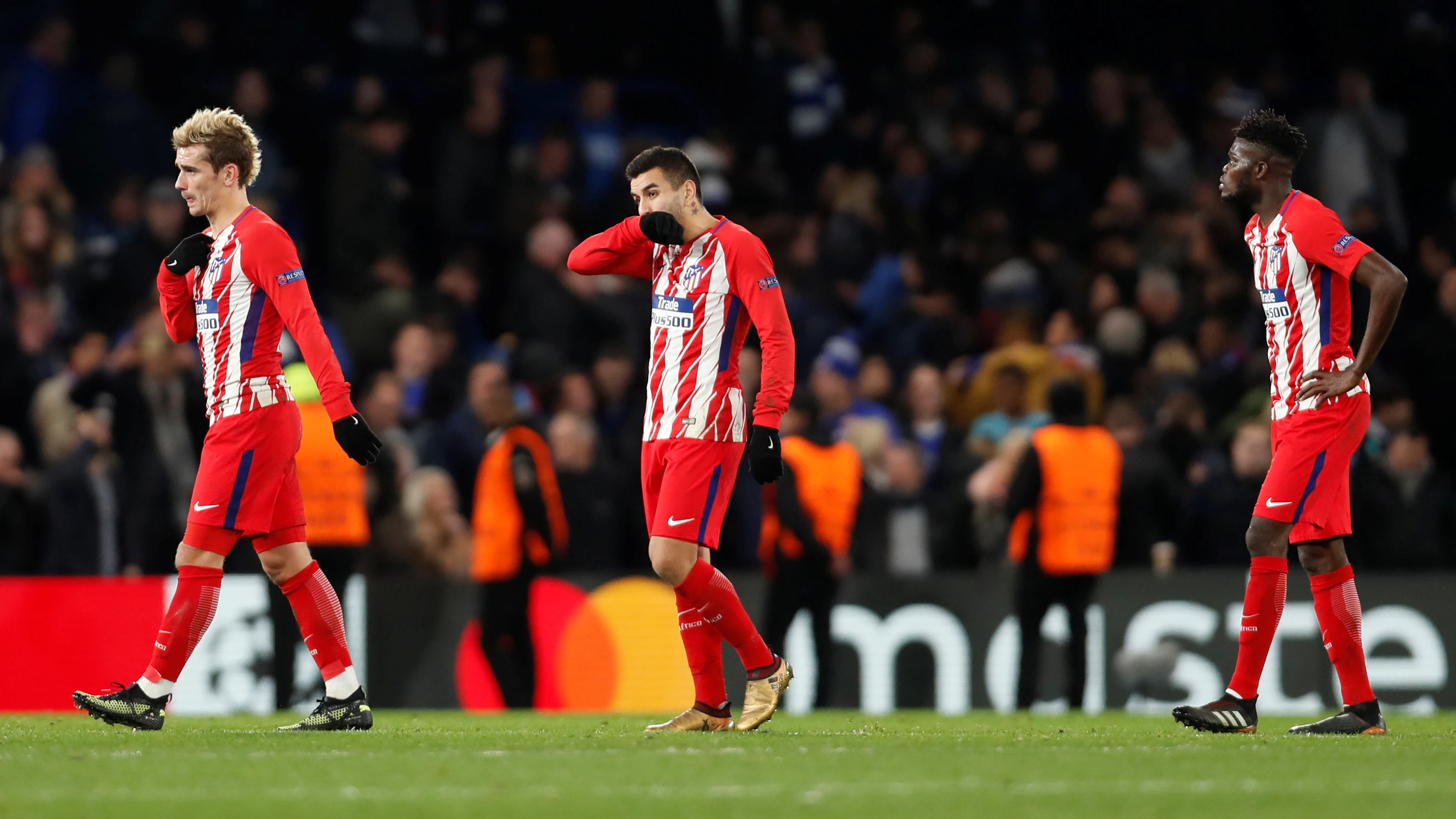 Los jugadores del Atlético de Madrid, tras caer eliminados en la Champions