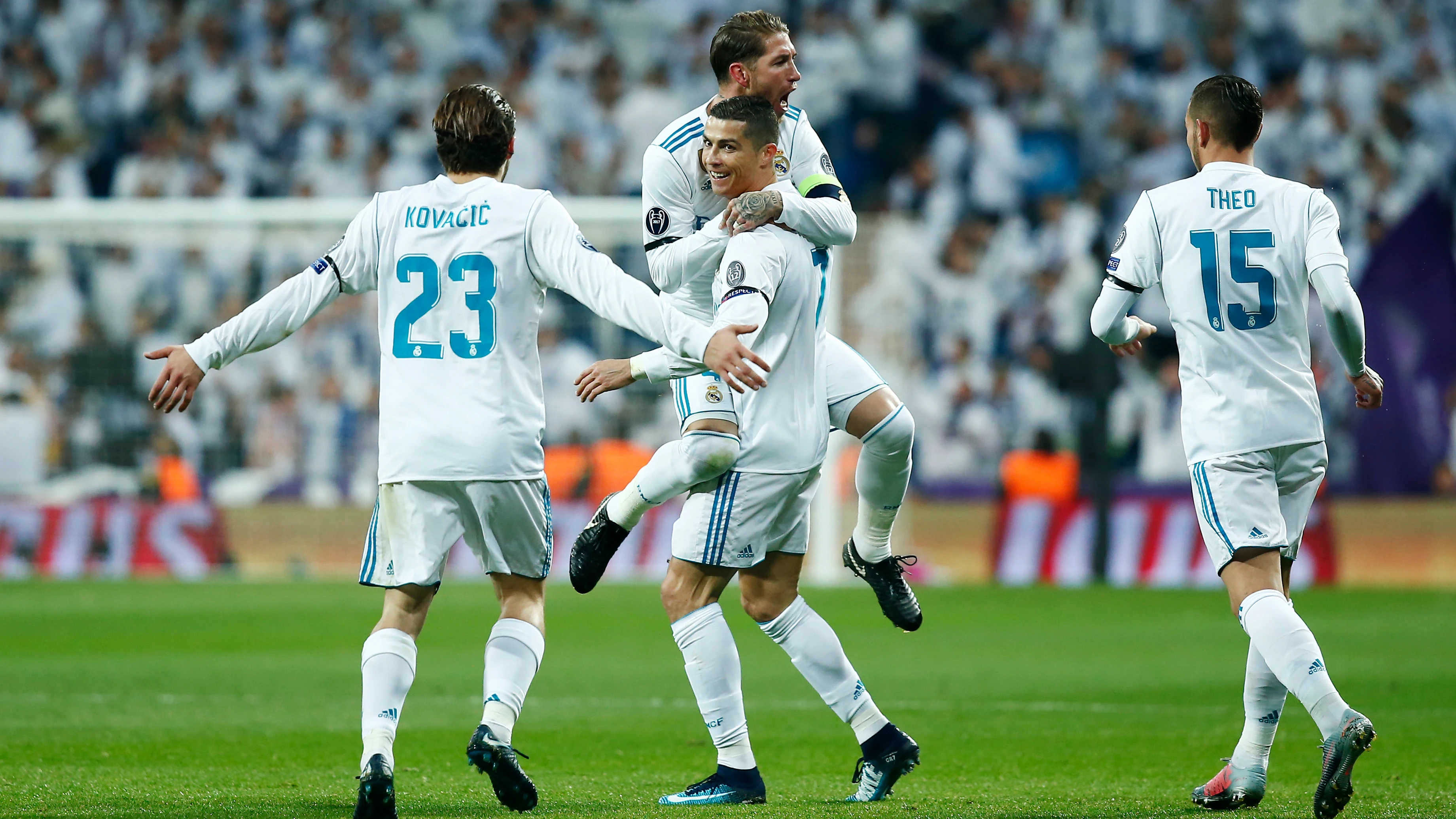 Cristiano Ronaldo celebra con sus compañeros el 2-0 ante el Dortmund