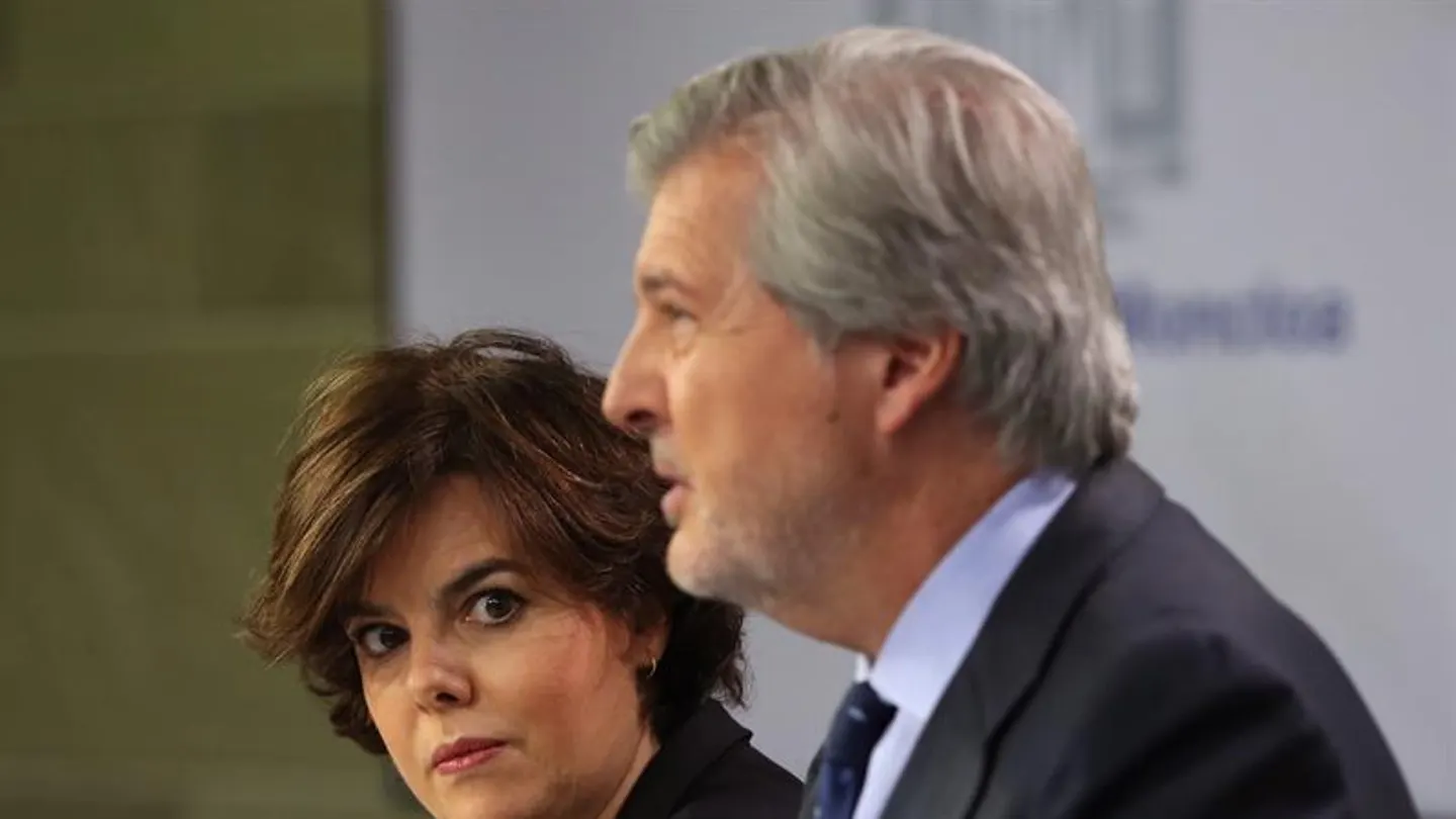 La vicepresidenta del Gobierno, Soraya Sáenz de Santamaría, junto al portavoz del Ejecutivo, Íñigo Méndez de Vigo La vicepresidenta del Gobierno, Soraya Sáenz de Santamaría, junto al portavoz del Ejecutivo, Íñigo Méndez de Vigo
