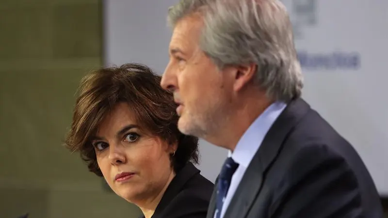 La vicepresidenta del Gobierno, Soraya Sáenz de Santamaría, junto al portavoz del Ejecutivo, Íñigo Méndez de Vigo