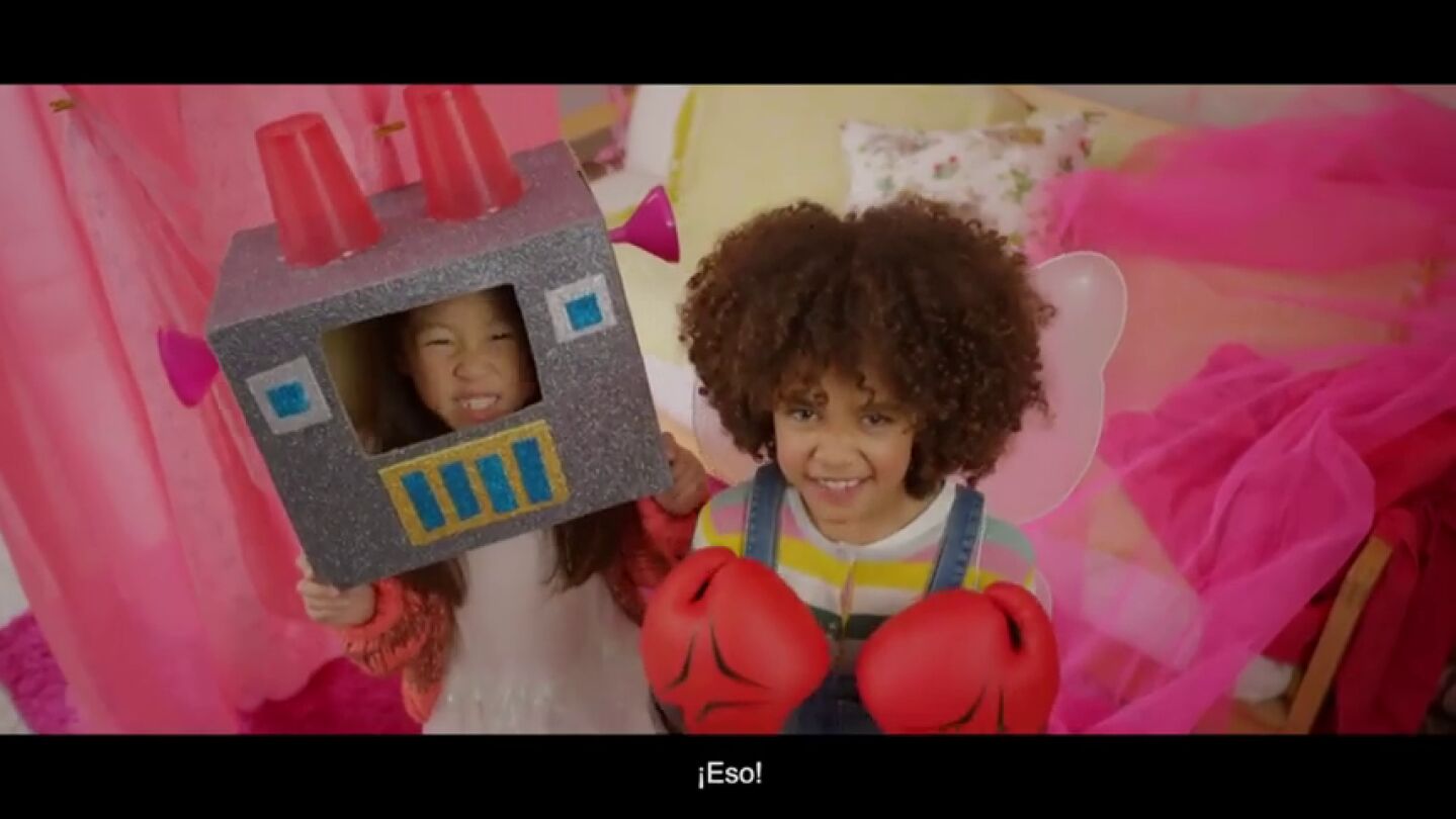 Campa&ntilde;a contra los juguetes sexistas protagonizada por ni&ntilde;os y ni&ntilde;as: "Los soldados tambi&eacute;n quieren cocinar y las princesas pueden llegar a la Luna"