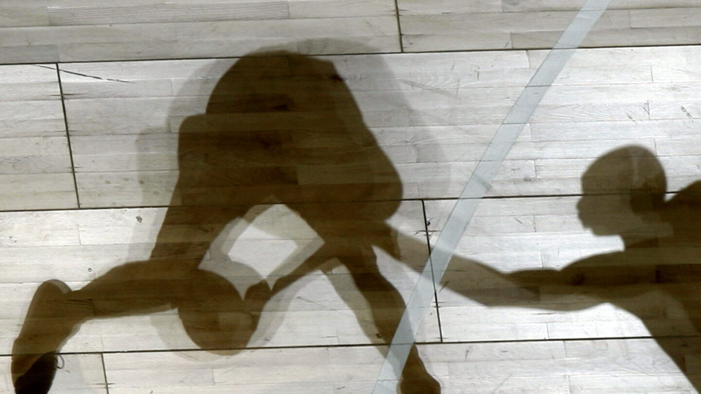La sombra de dos jugadores de baloncesto