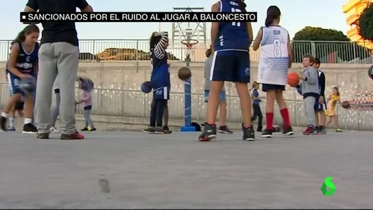 Varios niños juegan al baloncesto Varios niños juegan al baloncesto