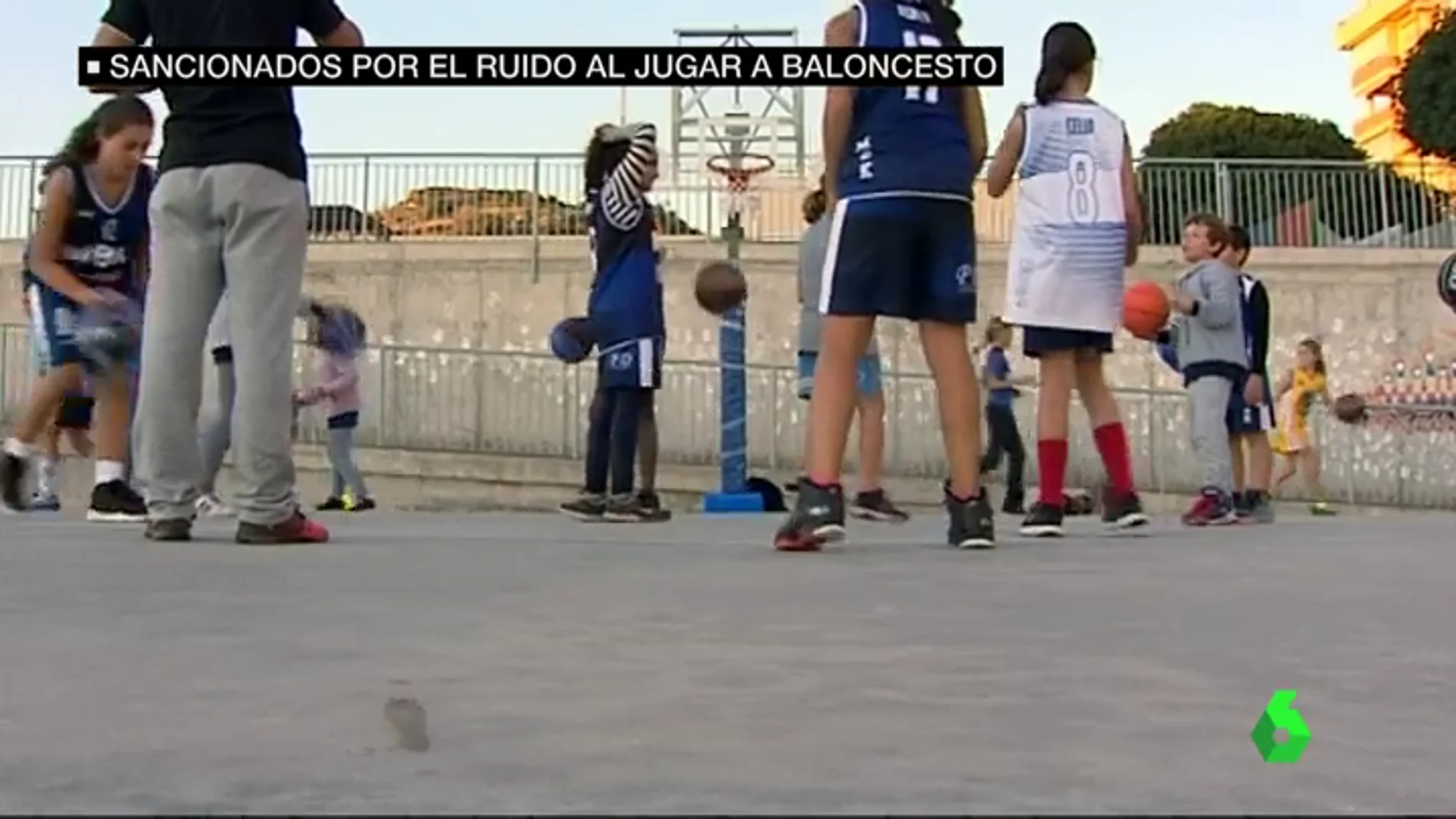 Varios niños juegan al baloncesto