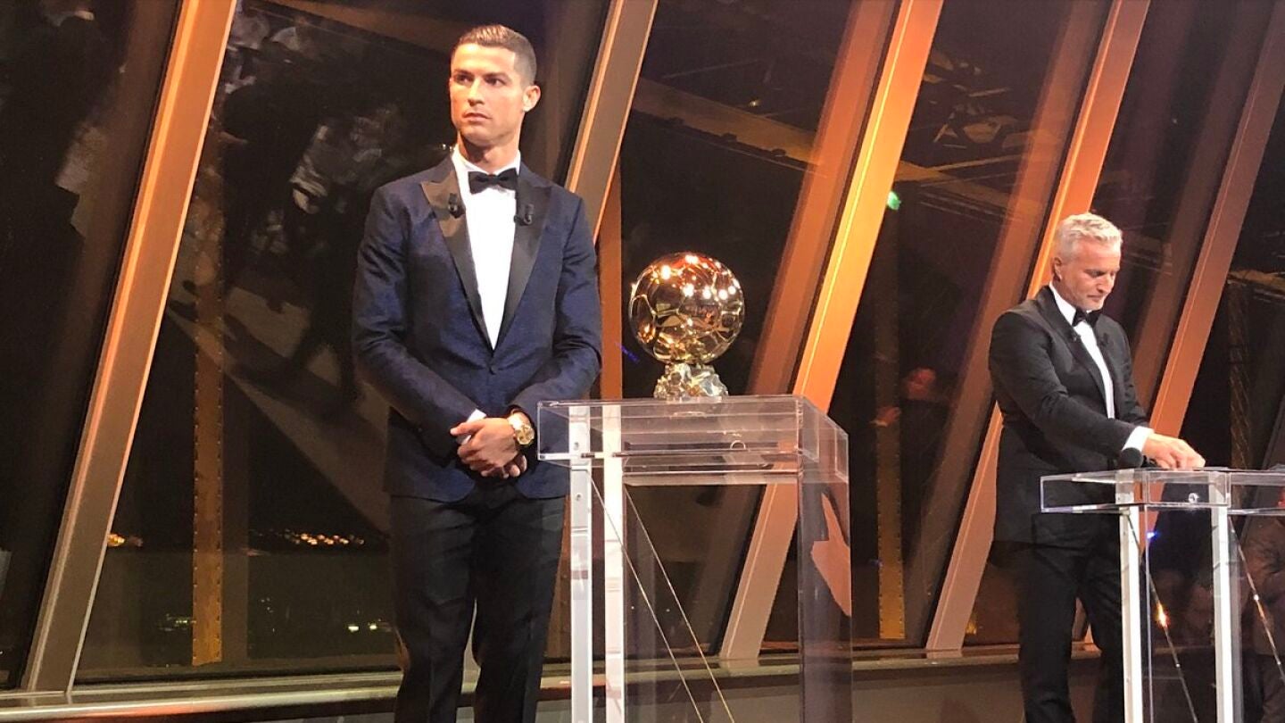 Cristiano Ronaldo, junto a su quinto Bal&oacute;n de Oro