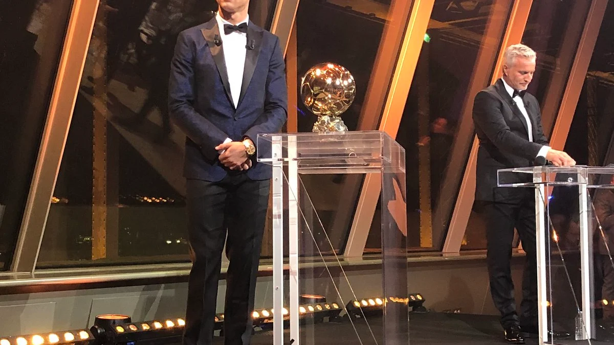 Cristiano Ronaldo, junto a su quinto Balón de Oro