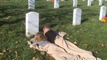 Los hermanos Mason y Mylan, junto a la tumba de su padre fallecido