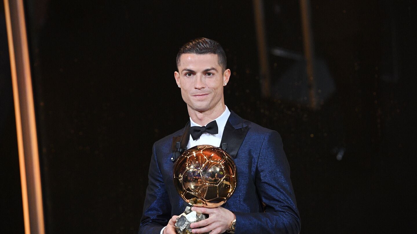 Cristiano Ronaldo posa con su quinto Bal&oacute;n de Oro