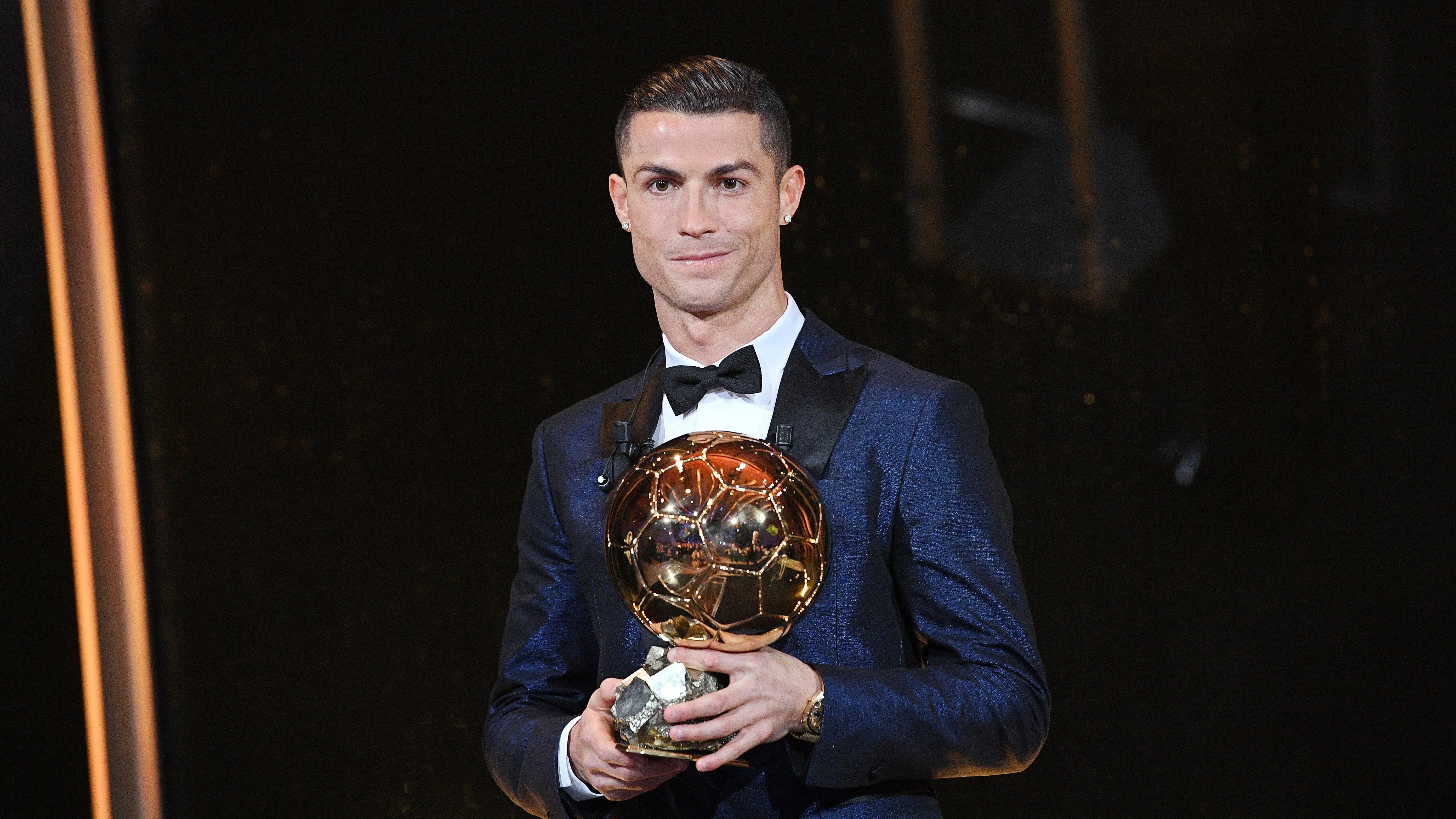 Cristiano Ronaldo posa con su quinto Balón de Oro