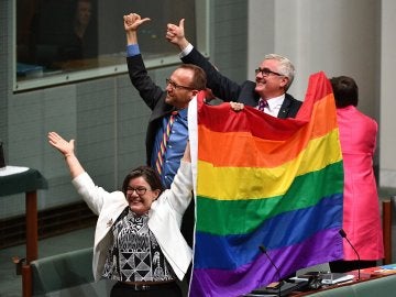 Varios diputados australianos celebran la aprobación del matrimonio homosexual Varios diputados australianos celebran la aprobación del matrimonio homosexual