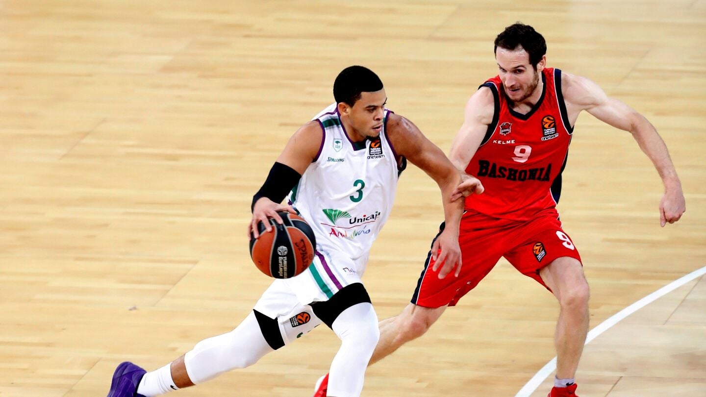 Ray McCallum intenta entrar a canasta ante Marcelinho Huertas