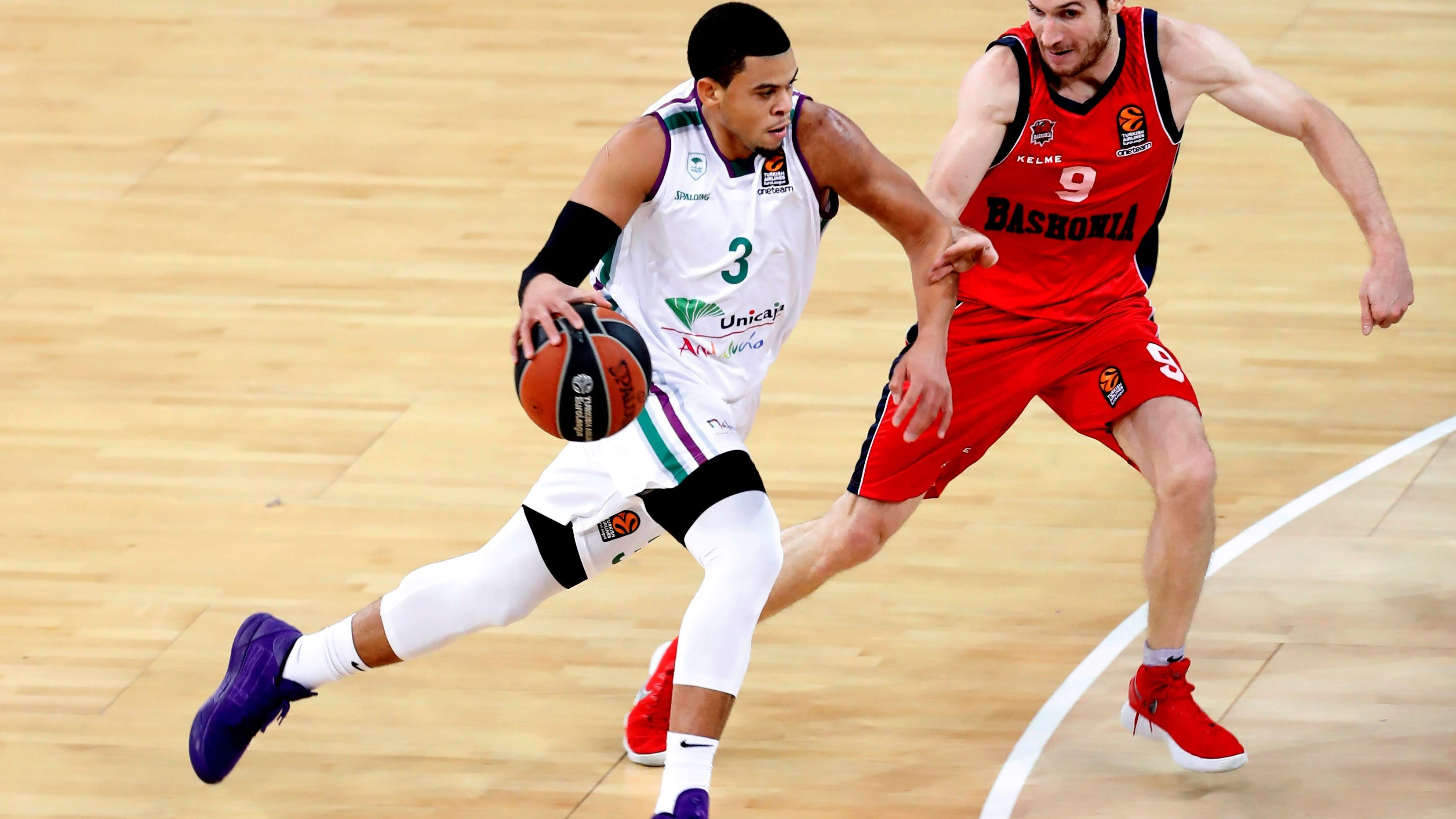 Ray McCallum intenta entrar a canasta ante Marcelinho Huertas