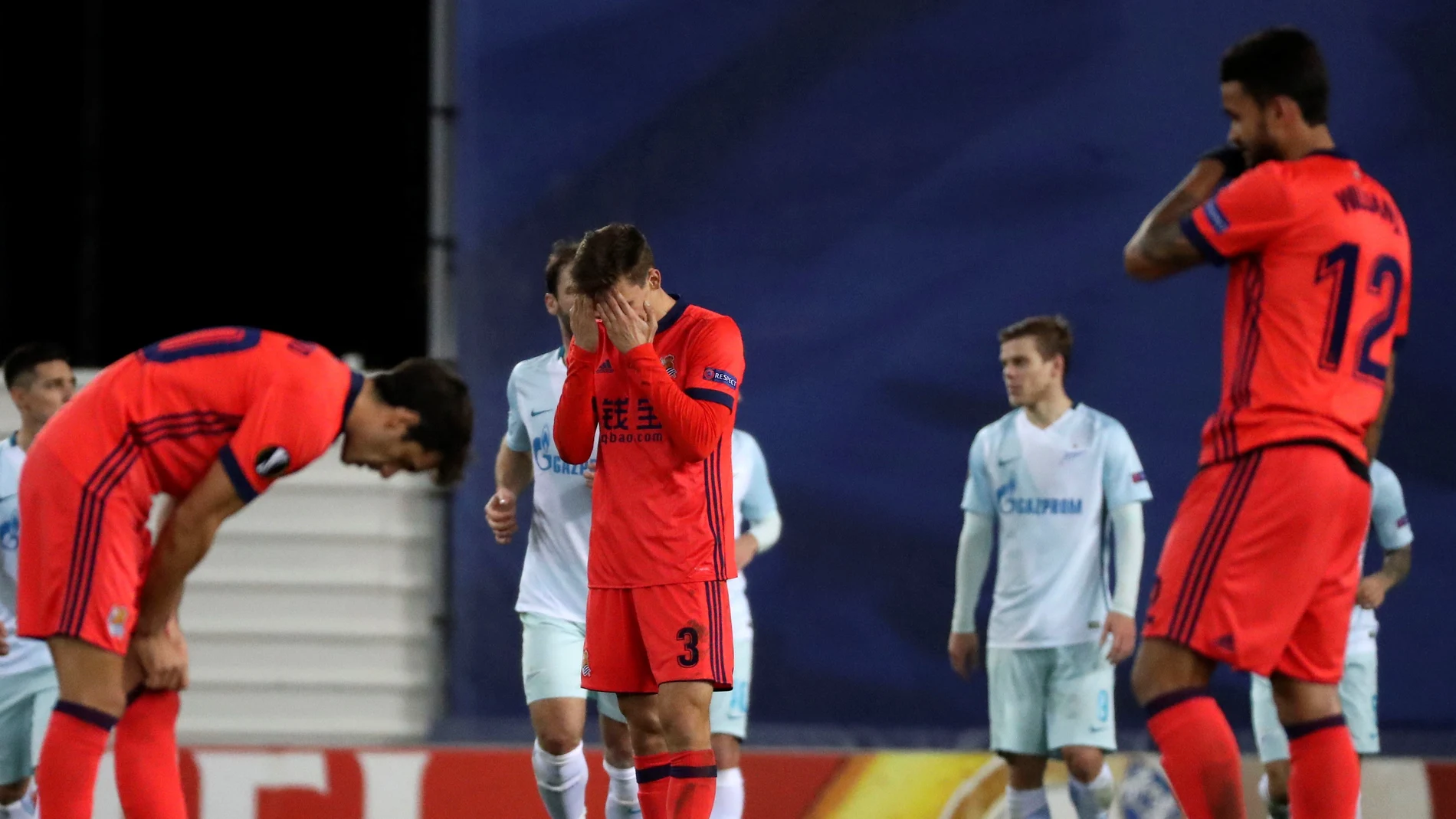 Los jugadores de la Real Sociedad se lamentan tras recibir un gol ante el Zenit