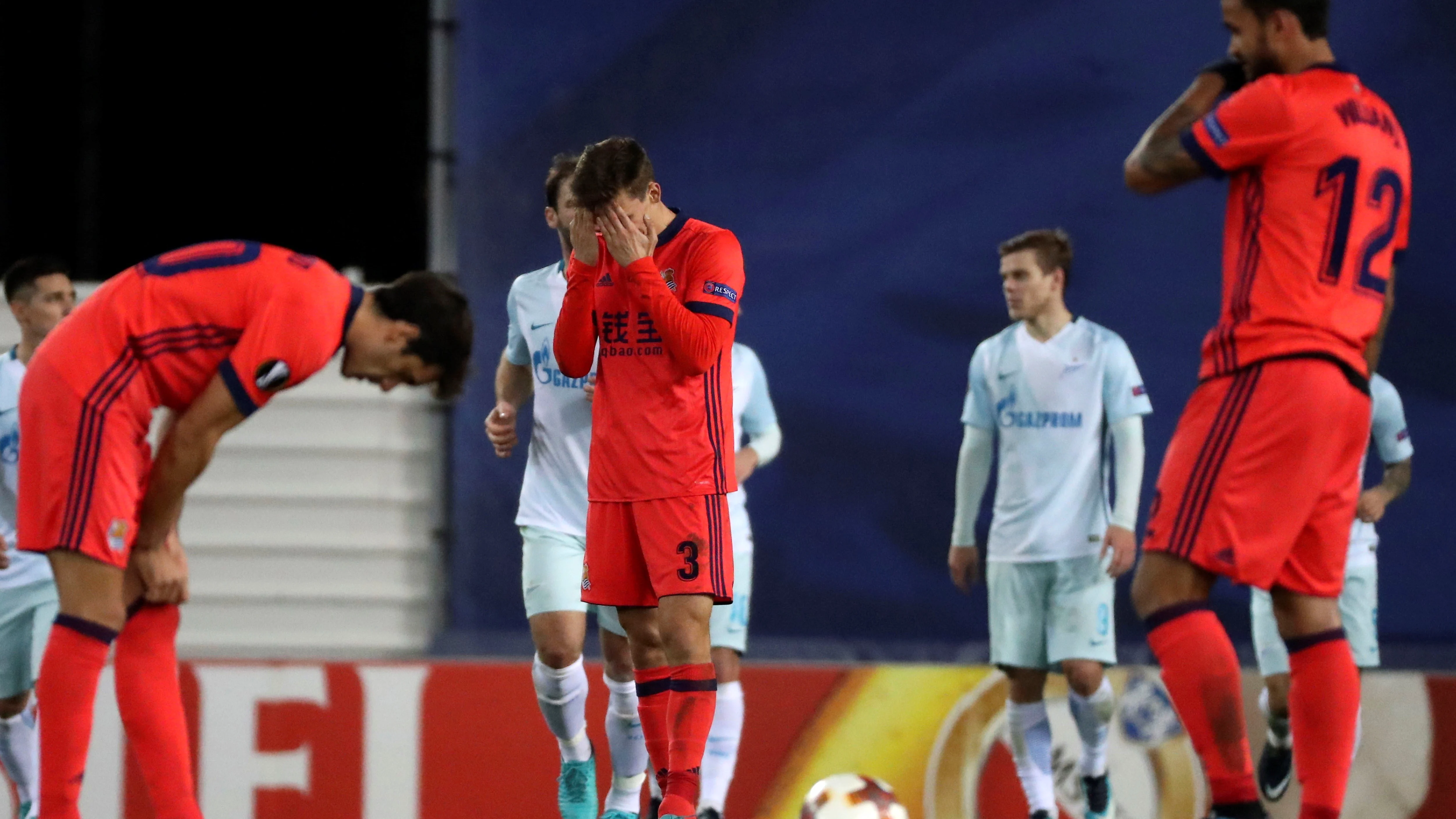 Los jugadores de la Real Sociedad se lamentan tras recibir un gol ante el Zenit