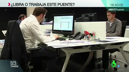 Un empleado en su puesto de trabajo Un empleado en su puesto de trabajo
