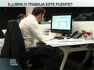 Un empleado en su puesto de trabajo Un empleado en su puesto de trabajo