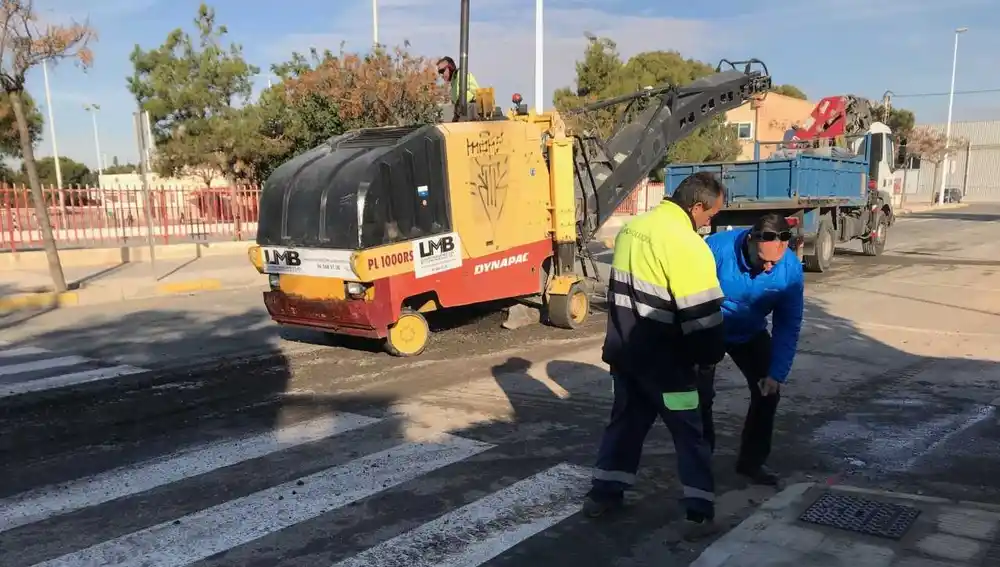 Trabajos de asfaltado en la calle Velero de la pedanía de El Altet de Elche