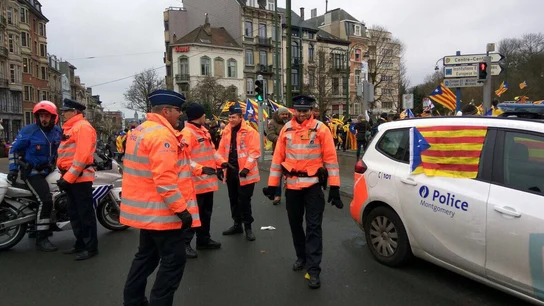 La Policía belga cazada con esteladas en sus coches patrulla La Policía belga cazada con esteladas en sus coches patrulla