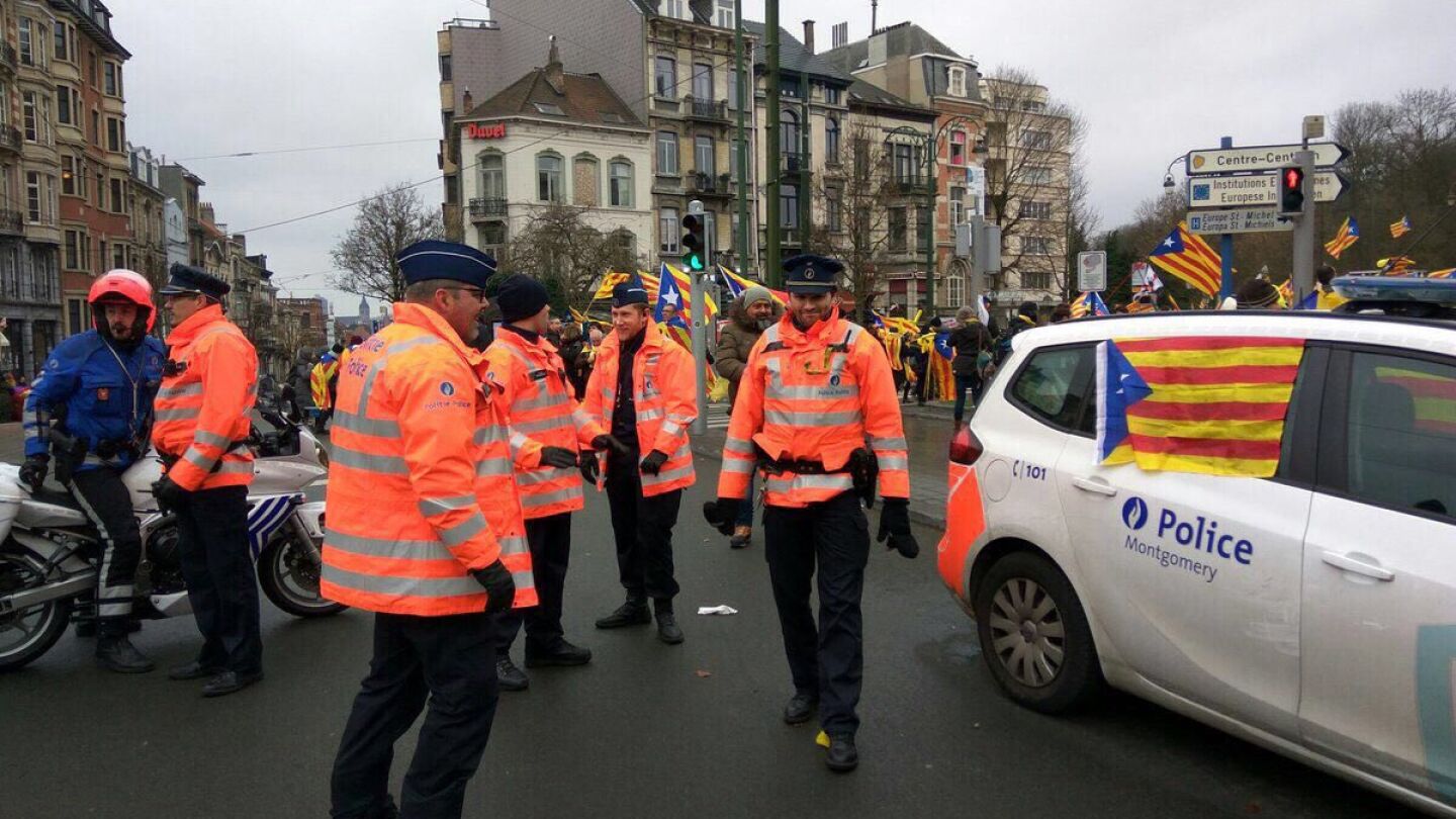 La Polic&iacute;a belga cazada con esteladas en sus coches patrulla