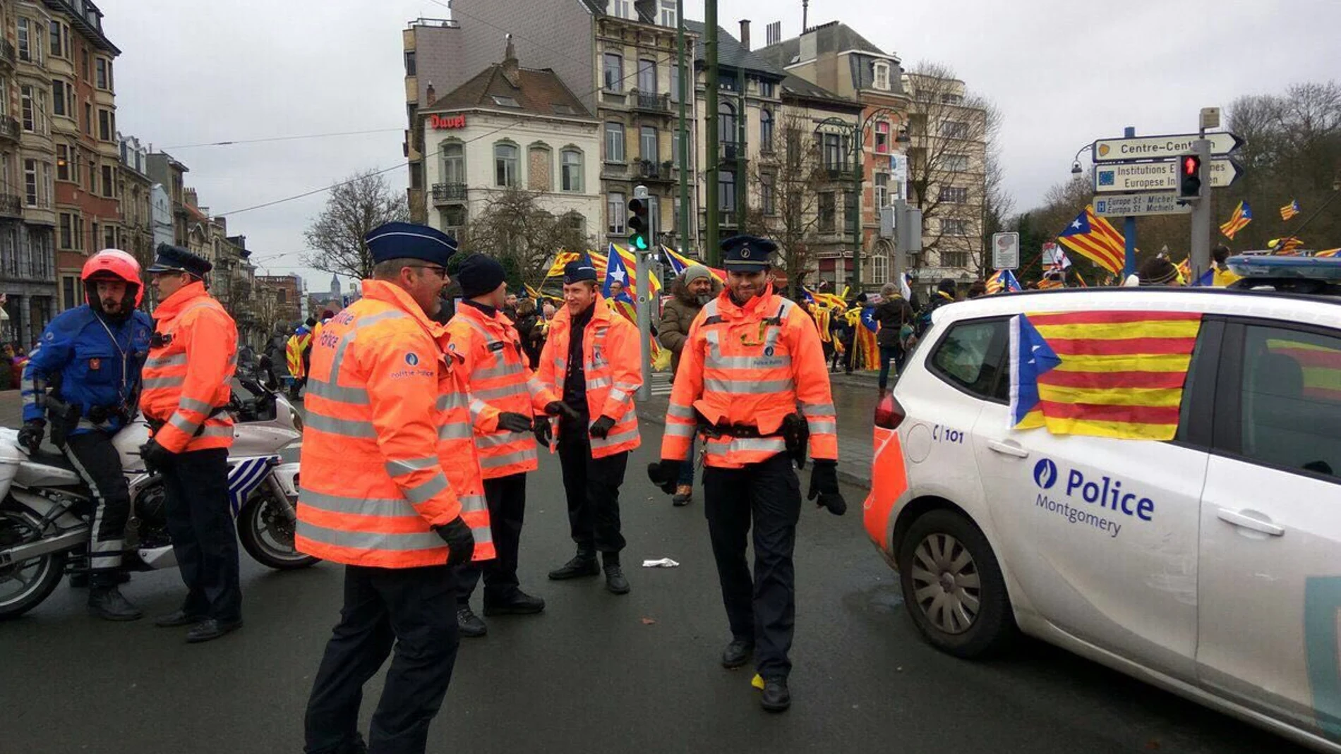 La Policía belga cazada con esteladas en sus coches patrulla