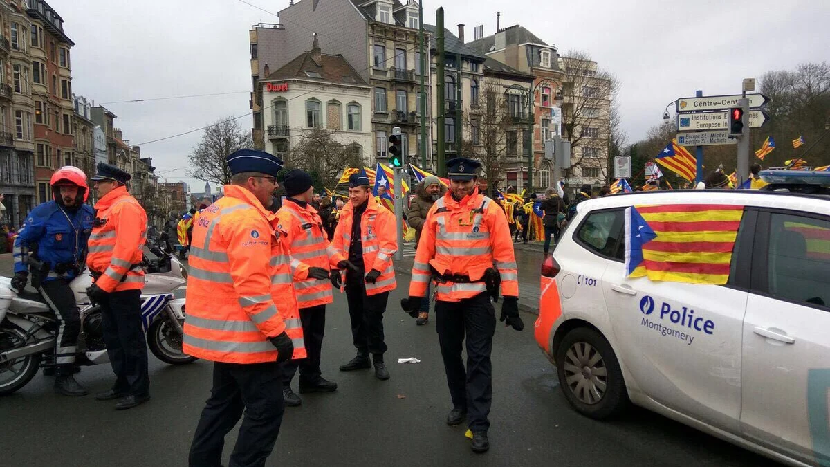 La Policía belga cazada con esteladas en sus coches patrulla