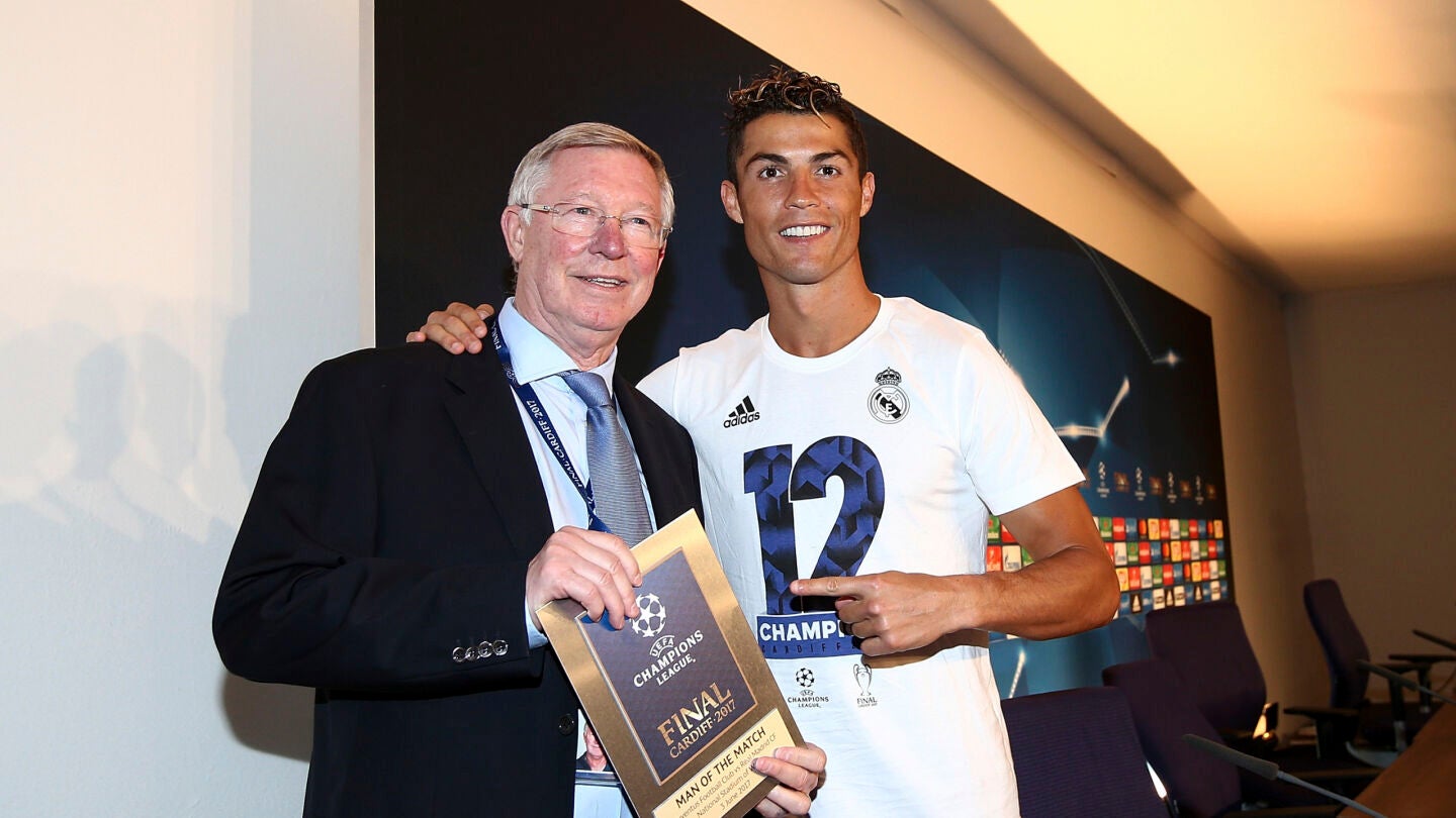 Cristiano Ronaldo posa con Alex Ferguson tras ganar la Duod&eacute;cima