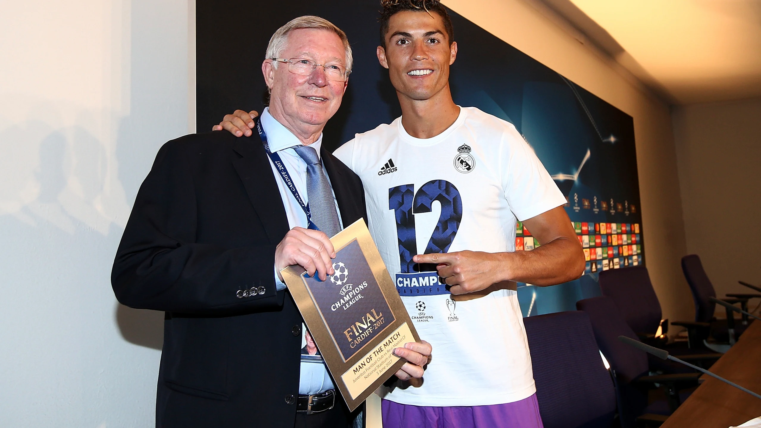 Cristiano Ronaldo posa con Alex Ferguson tras ganar la Duodécima