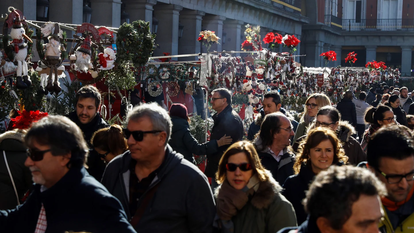 Un gran número de visitantes recorre el mercado de Navidad de la Plaza Mayor de Madrid Un gran número de visitantes recorre el mercado de Navidad de la Plaza Mayor de Madrid