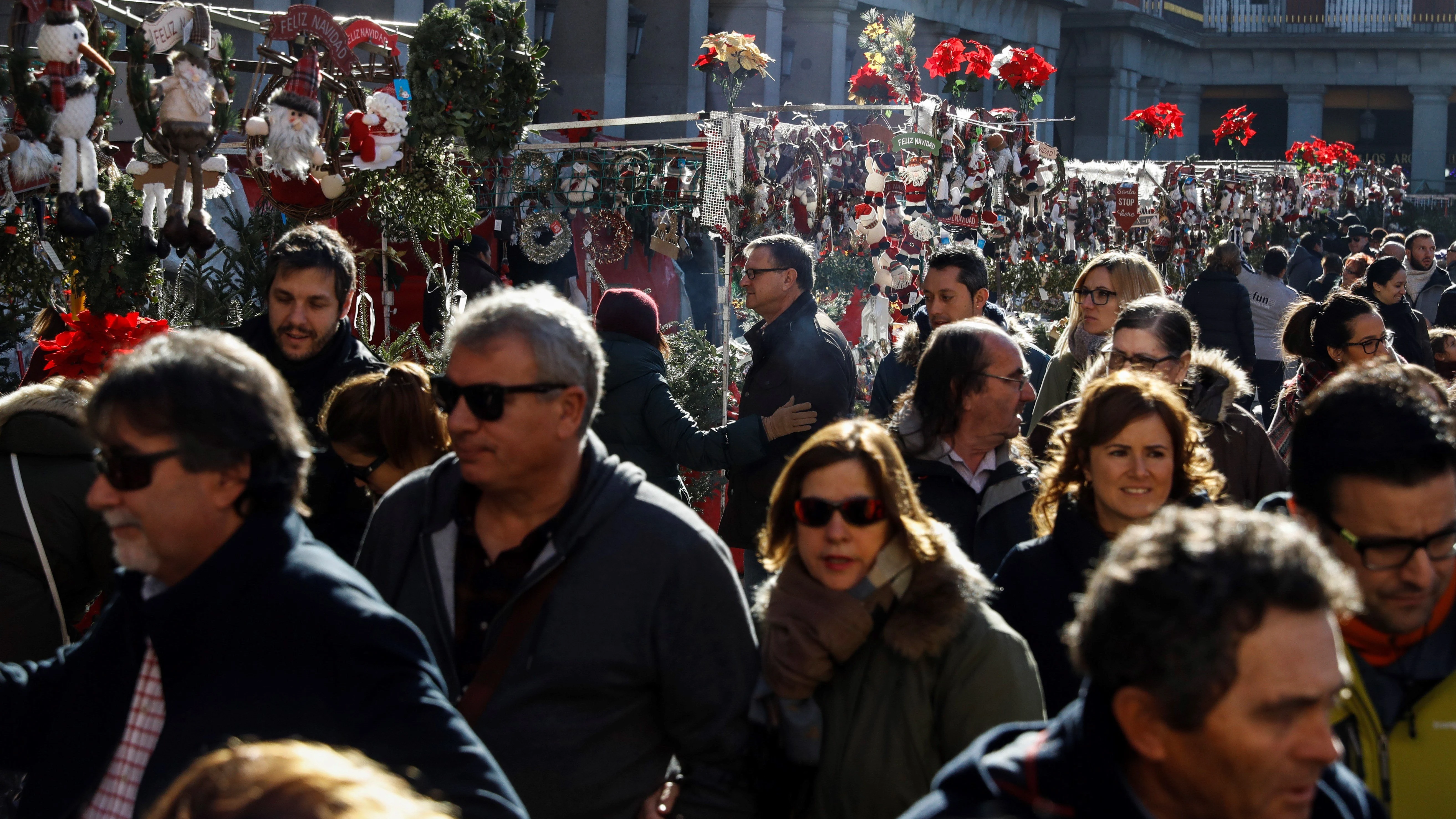 Un gran número de visitantes recorre el mercado de Navidad de la Plaza Mayor de Madrid