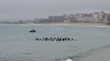 Surfistas homenajeando en el mar a Ignacio Echevarría.