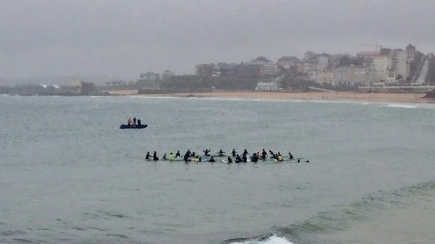 Surfistas homenajeando en el mar a Ignacio Echevarría.