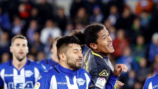 Marip&aacute;n y Lemos luchan por el bal&oacute;n