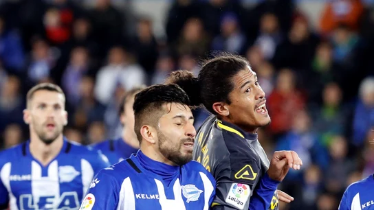 Maripán y Lemos luchan por el balón Maripán y Lemos luchan por el balón