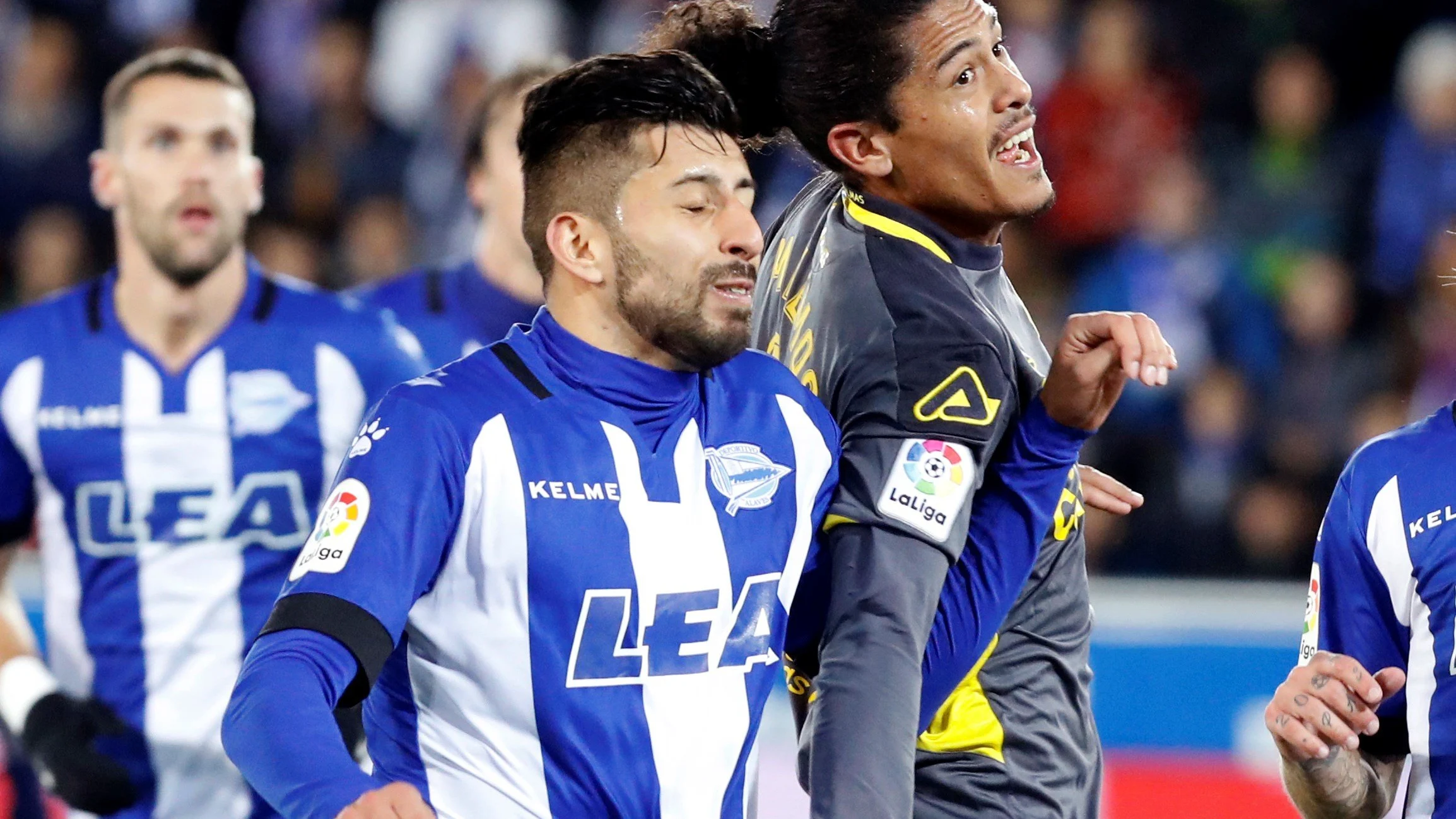 Maripán y Lemos luchan por el balón